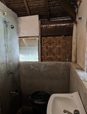Bungalow Confort, 1 habitación | Baño | Regadera y amenidades de baño gratuitas