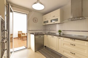 Een koelkast, een oven, een kookplaat, een vaatwasser