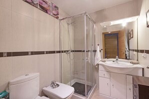 Free toiletries, towels, toilet paper