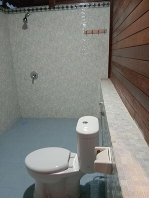 Bangalô luxo | Banheiro | Chuveiro, toalhas de banho