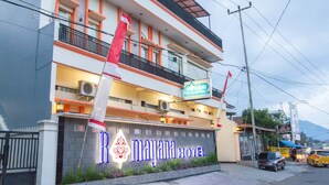 Ein Hotel mit einem gut sichtbaren Schild, auf dem "Mayana Hotel" steht.