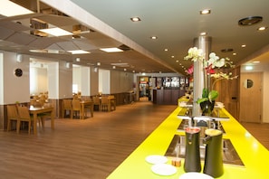 Café da manhã com buffet diário (EUR 12 por pessoa) 