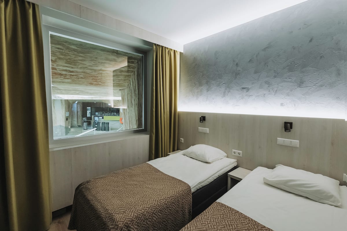 Værelse med 2 enkeltsenge (No External View & Spa access) | Gratis Wi-Fi, sengetøj, adgang for kørestole