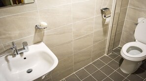 Habitación (Maehwa) | Baño | Regadera, amenidades de baño de diseñador, secadora de cabello 
