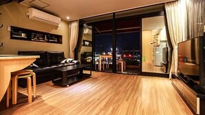 Flat-screen TV - Arahouse Pension (Busan)