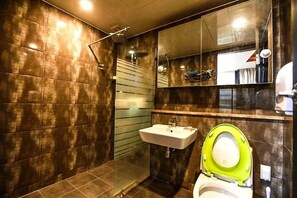 Free toiletries, hair dryer, towels, soap - Arahouse Pension (Busan)