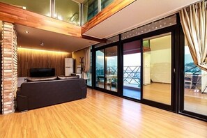 Duplex, Ocean View (#25 PY, #302) | Living room | Flat-screen TV - Arahouse Pension (Busan)