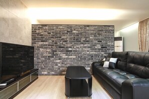 Room (#25 PY, #202) | Living room | Flat-screen TV - Arahouse Pension (Busan)