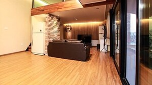 Duplex, Ocean View (#25 PY, #302) | Living area - Arahouse Pension (Busan)