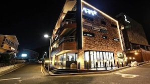 Front of property – evening/night - Arahouse Pension (Busan)