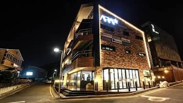 Front of property โ evening/night