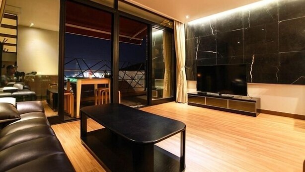 Flat-screen TV - Arahouse Pension (Busan)