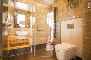 Deluxe Room | Bathroom | Shower, free toiletries, slippers, towels - The Siddhartha (Dharamshala)