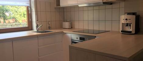 Réfrigérateur, four à micro-ondes, un four, lave-vaisselle