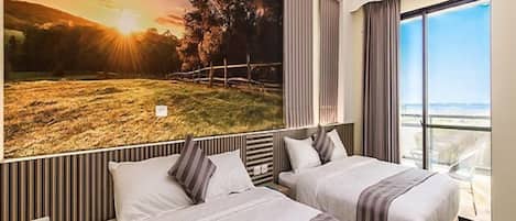 Quadruple Room, Bathtub, Ocean View | Desk, free WiFi, bed sheets