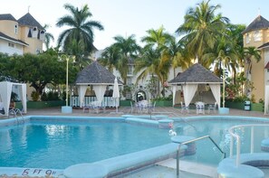 Outdoor pool - Sandcastles Beach Studio (Ocho Rios)
