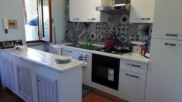 Jääkaappi, uuni, liesi, kahvin-/teenkeitin