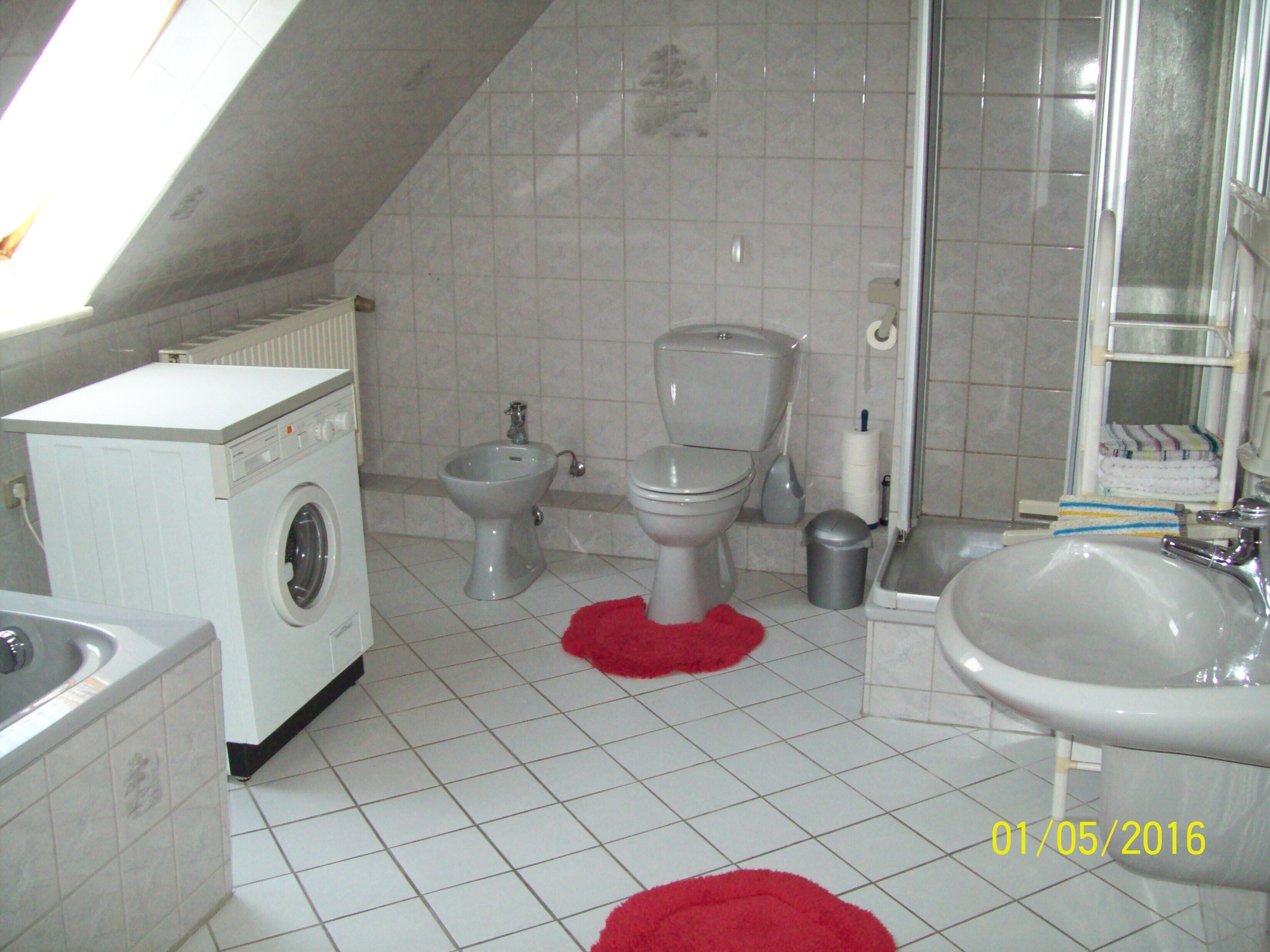 Een bad, een haardroger, een bidet, handdoeken