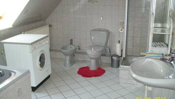 Een bad, een haardroger, een bidet, handdoeken