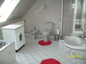 Baignoire, sèche-cheveux, bidet, serviettes fournies