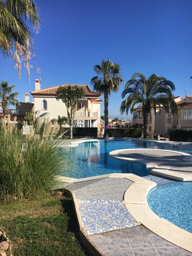 Exclusive apartment overlooking pool and beautiful landscaped gardens, Free Wifi