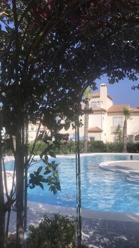 Exclusive apartment overlooking pool and beautiful landscaped gardens, Free Wifi