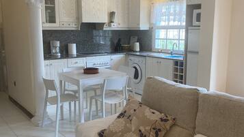 Een smart-tv, een open haard en een dvd-speler