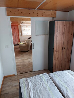 1 bedroom, bed sheets - Bungalow lake view incl. Boat - Bungalow lake view incl. boat (Krakow am See)