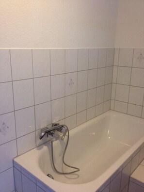 Baignoire, séchoir à cheveux, serviettes fournies