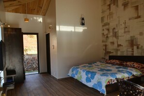 Deluxe Double Room | Living room - Jungle Valley Agriculture Resort (Mahabaleshwar)