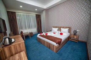 In-room safe, desk, soundproofing, rollaway beds - Continental Hotel (Baku)