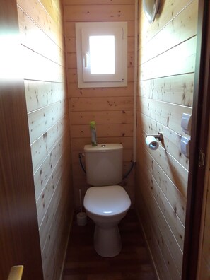 Standard Chalet | Bathroom | Towels - Camping Le Ceytrou (Saint-Laurent-les-Bains-Laval-d'Aurelle)