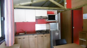 Private kitchen - Camping Le Ceytrou (Saint-Laurent-les-Bains-Laval-d'Aurelle)