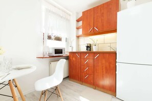 Fridge, microwave, stovetop, dishwasher - Bright Studio | Close to the Beach and Reagan Park (Gdańsk)