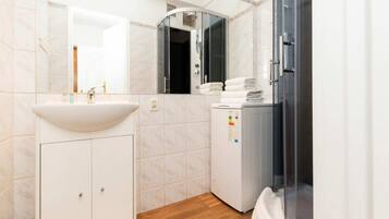 Douche, articles de toilette gratuits, serviettes fournies, shampoing