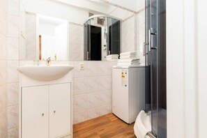 Dusche, kostenlose Toilettenartikel, Handtücher, Shampoo