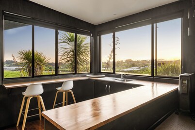 El estudio con vistas al agua.