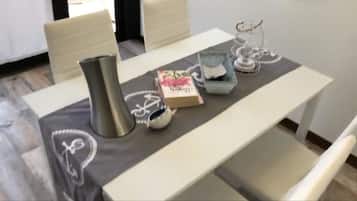 Loft Desain | Makan di kamar