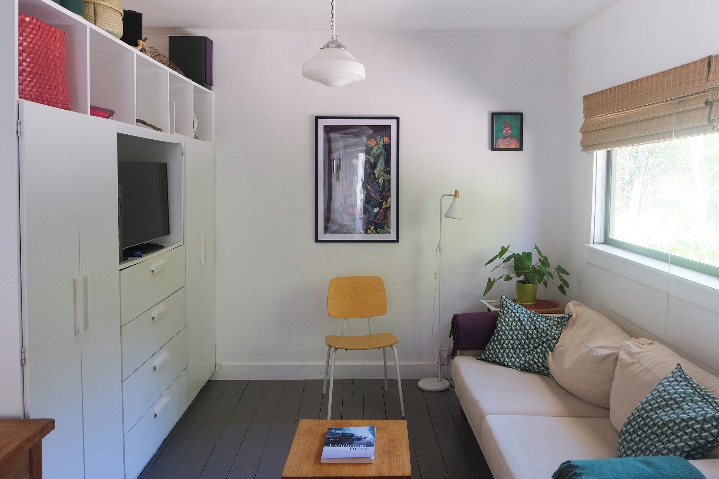 TV connectée, livres, chaîne hi-fi