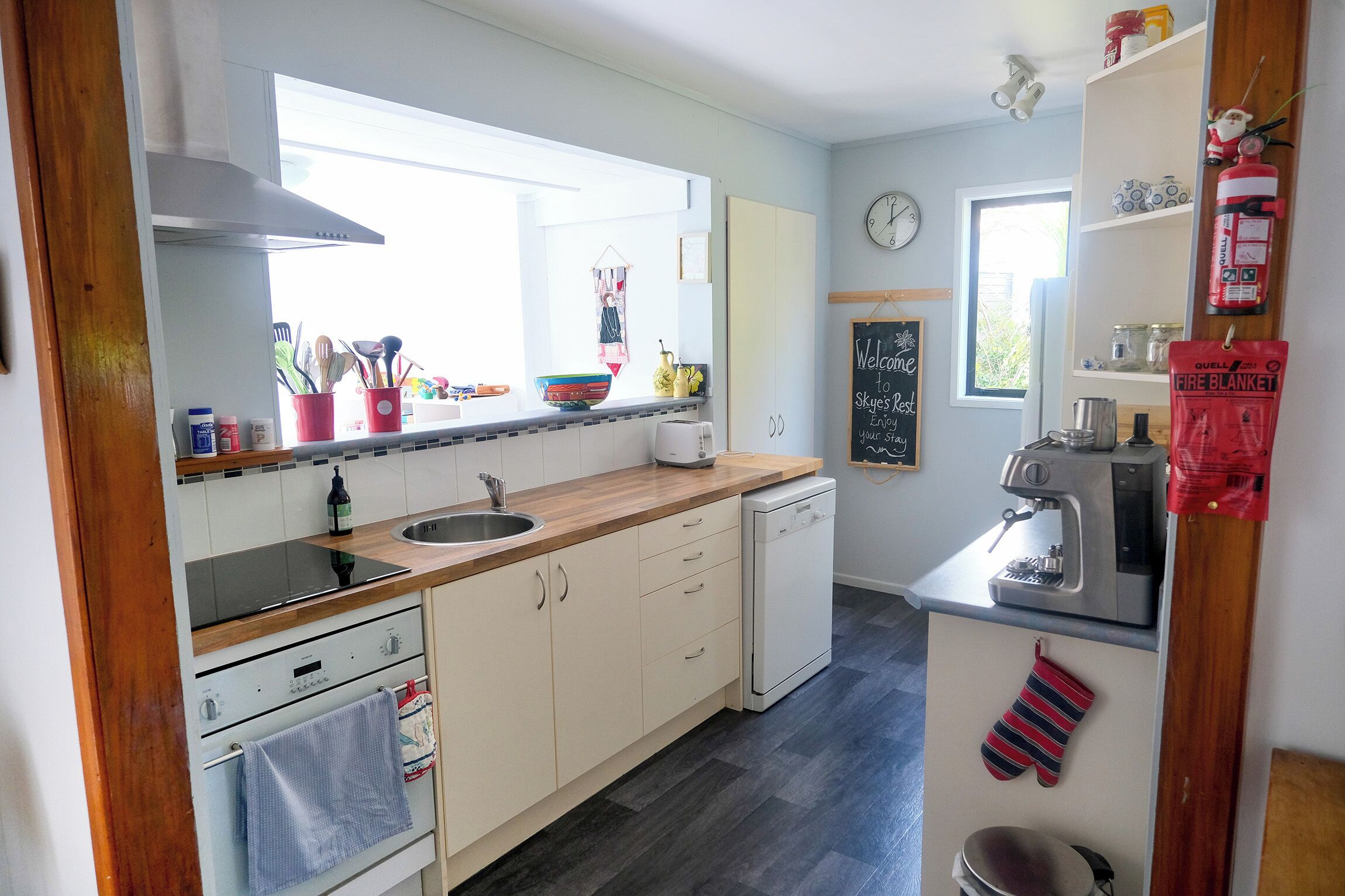 Frigorífico, microondas, horno y placa de cocina