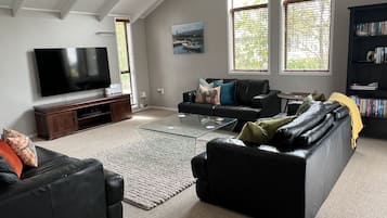 Smart TV, videojuegos, reproductor de DVD, libros