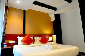 Quarto casal standard | Escrivaninha, espaço de trabalho para notebook, cortinas blackout