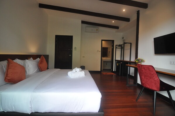 Deluxe Double Room | Desk, laptop workspace, blackout drapes, soundproofing