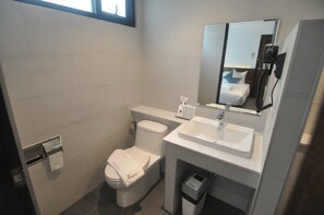 Deluxe-dobbeltværelse | Badeværelse | Bruser, brusehoved med spredningseffekt, gratis toiletartikler
