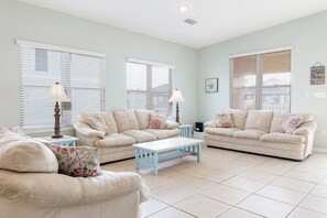 House, 4 Bedrooms | Living area