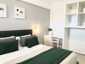 Quarto standard (Oliva) | Cofres nos quartos, escrivaninha, espaço de trabalho para notebook