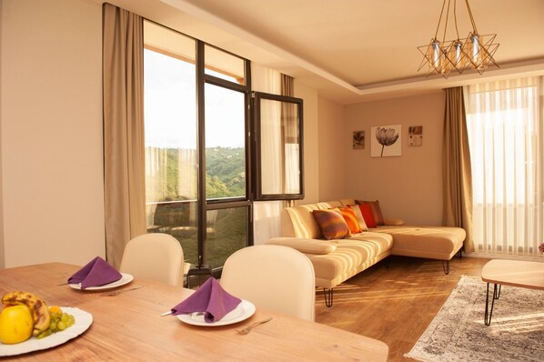 Deluxe Suite | Living area