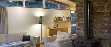 Tv, pejs, dvd-afspiller, bøger