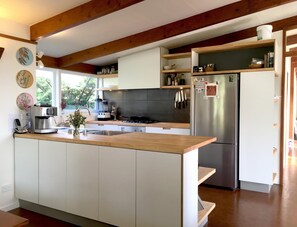 Kühlschrank, Ofen, Herdplatte, Wasserkocher mit Kaffee-/Teezubehör