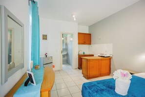 Kahden hengen huone | Silitysrauta/-lauta, ilmainen Wi-Fi, vuodevaatteet